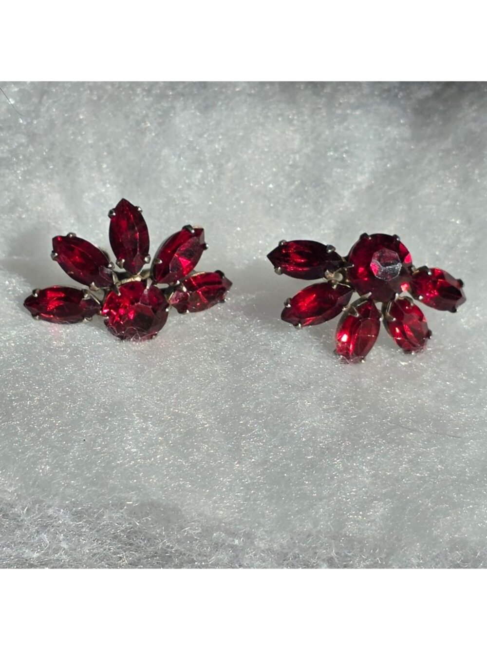 Vintage Red Rhinestone Screw Back Earrings Flower Design Silver-Tone Metal 1 Inc